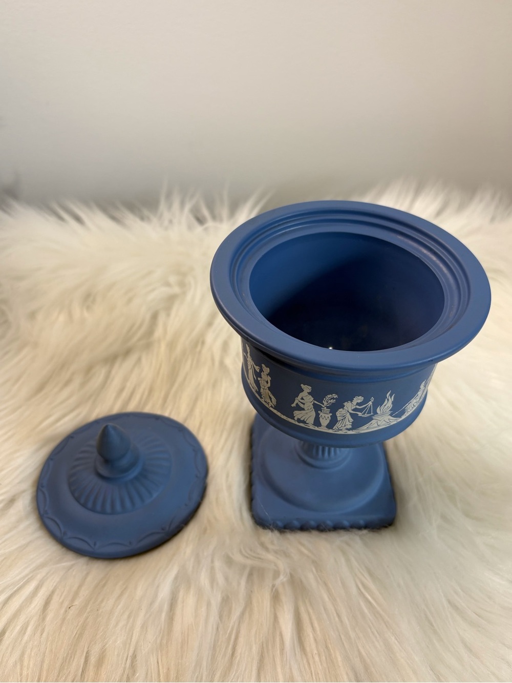 Vintage Avon Grecian-themed pedestal jar in powder/“Grecian” blue. - Picture 2 of 9